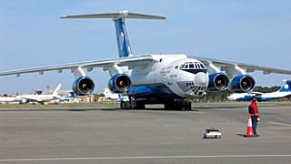 Ein Frachtflugzeug vom Typ IL-76TD-90SW an einem unbekannten Ort