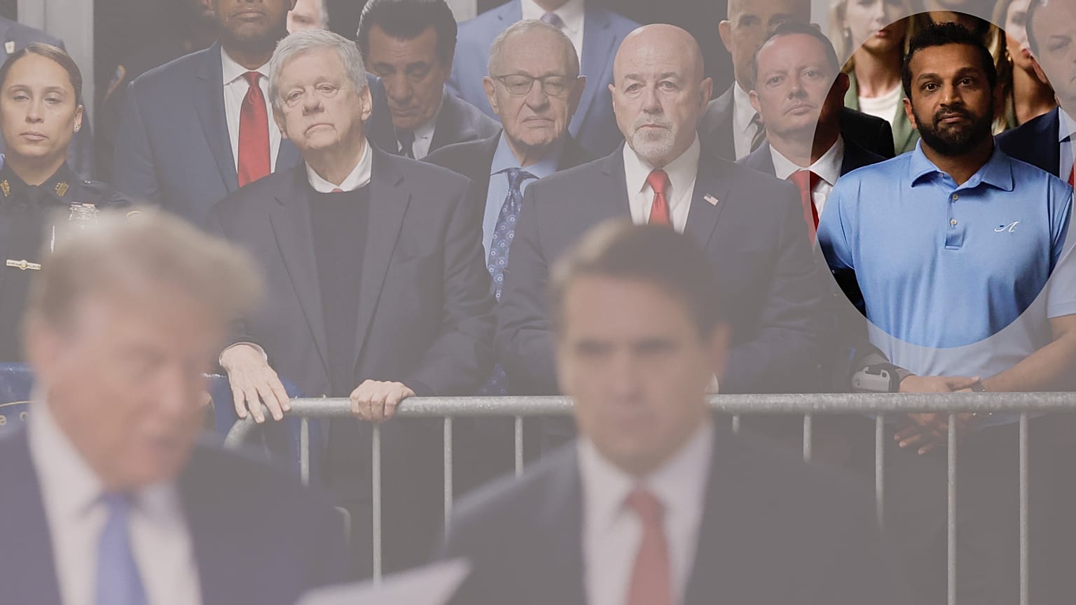 Donald Trump a manhattani bíróság előtt, a háttérben Kash Patel, 2024. május 20-án