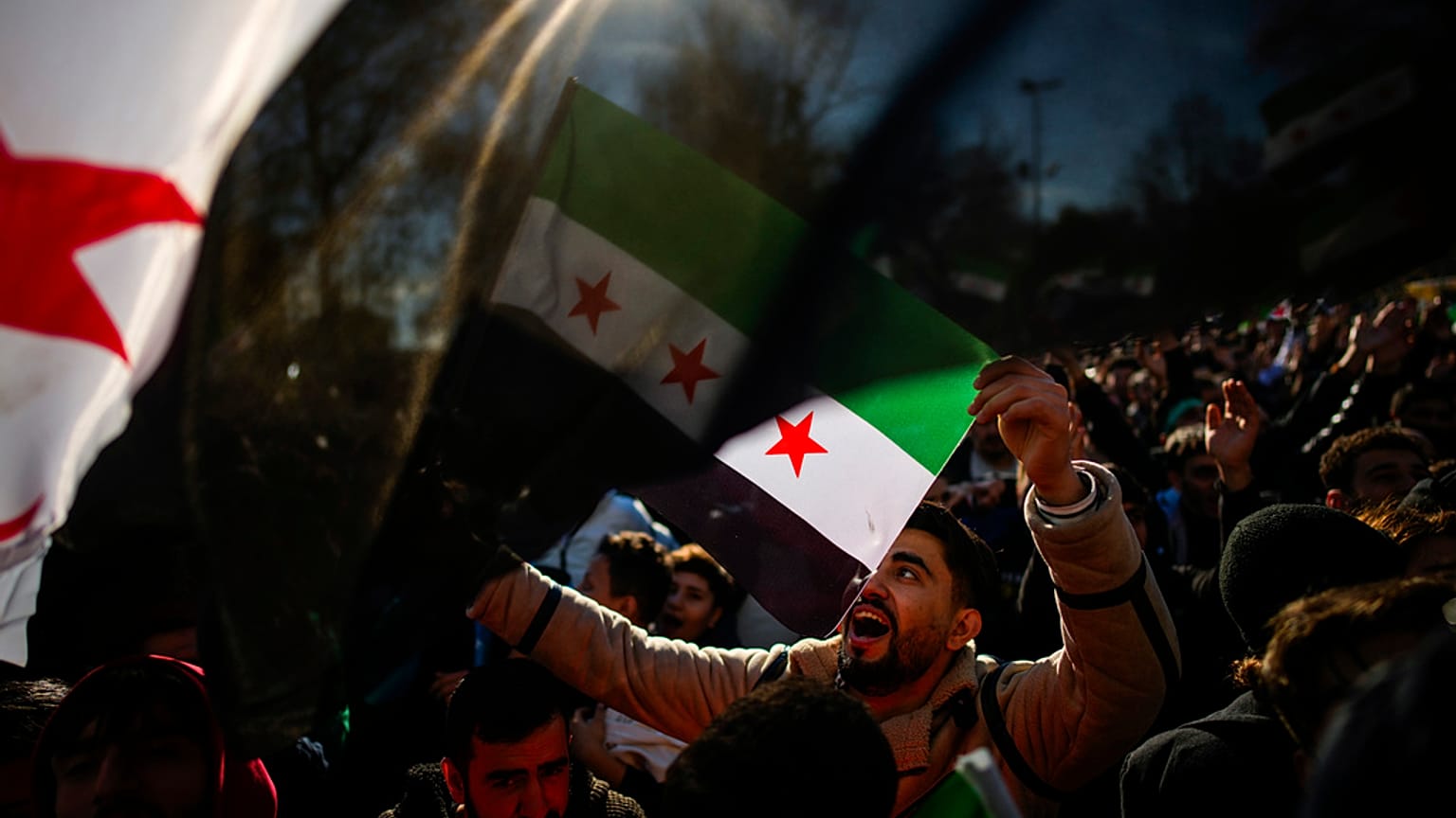 الناس يتجمعون للاحتفال بسقوط الحكومة السورية، في إسطنبول، تركيا، الأحد 8 ديسمبر 2024.