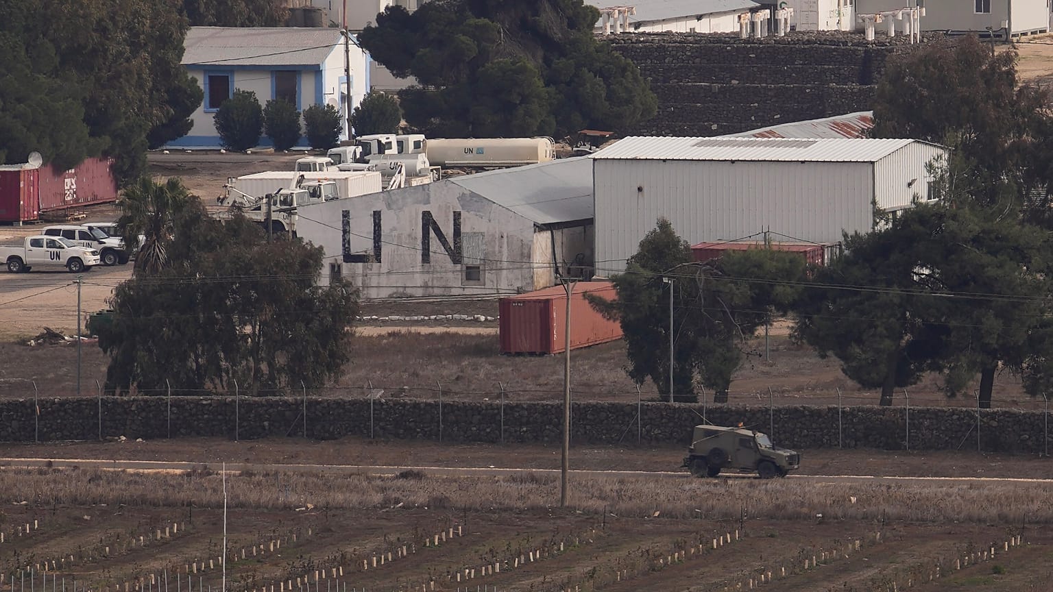 Bir İsrail askeri aracı, 7 Aralık 2024 günü İsrail işgali altındaki Golan Tepeleri'ni Suriye'den ayıran Alfa Hattı'nın İsrail tarafındaki BM üssünün yanındaki yolda seyrediyor