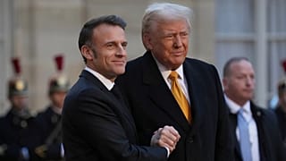 O Presidente francês Emmanuel Macron, à esquerda, dá as boas-vindas ao Presidente eleito Donald Trump quando este chega ao Palácio do Eliseu, sábado, 7 de dezembro de 2024, em Paris.