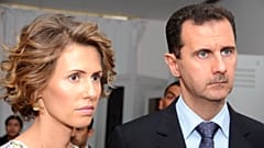 13 Temmuz 2010 tarihli bu dosya fotoğrafında, Suriye Devlet Başkanı Beşşar Esad ve eşi Esma Esad, Tunus'taki bir teknoloji fabrikasını ziyaret ederken görüntüleniyor.