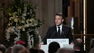 Der französische Präsident Emmanuel Macron spricht in der Kathedrale Notre Dame, als die ikonische Kathedrale Frankreichs zum ersten Mal offiziell wiedereröffnet wird 