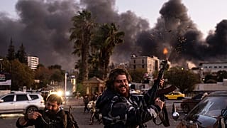 Menschen schießen in die Luft, während sie den Sturz der syrischen Regierung in Damaskus, Syrien, feiern, Sonntag, 8. Dezember 2024