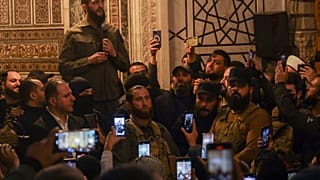 أحمد الشرع (أبو محمد الجولاني)، قائد العمليات العسكرية في سوريا، يتحدث في المسجد الأموي بدمشق، يوم الأحد 8 ديسمبر/كانون الأول 2024. 