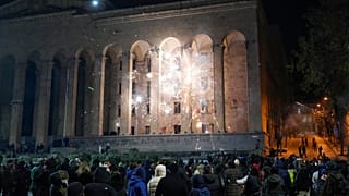 Петарды взрываются у здания парламента в Тбилиси во время акции протеста 8 декабря 2024 г.