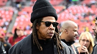 Jay-Z, Sean 'Diddy' Combs ile birlikte 13 yaşındaki çocuğa tecavüz etmekle suçlanıyor - resimde: Jay-Z bir NFL futbol maçından önce sahada duruyor - 24 Kasım 2024
