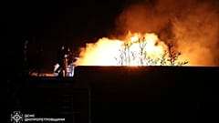 Sur cette photo fournie par les services d'urgence ukrainiens le 21 novembre 2024, des secouristes éteignent un incendie causé par un tir de missile russe à Dnipro.