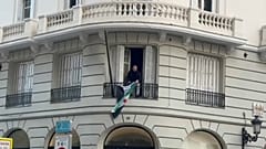 Sirios en Madrid izan la bandera rebelde en la Embajada. 