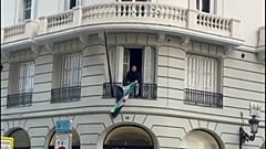 Des Syriens hissent le drapeau rebelle à l'ambassade syrienne de Madrid