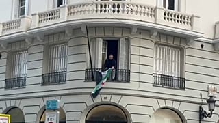 Sirios en Madrid izan la bandera rebelde en la Embajada.
