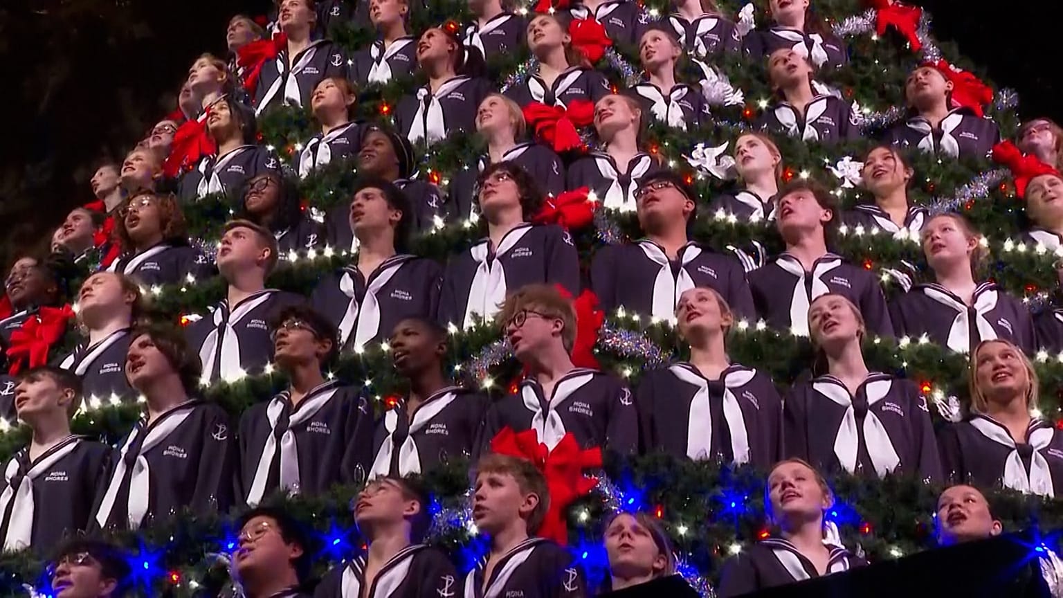 Chanteurs dans le Mona Shores Singing Christmas Tree, Frauenthal Center, Michigan, États-Unis, le 03.12.2024
