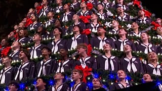 Chanteurs dans le Mona Shores Singing Christmas Tree, Frauenthal Center, Michigan, États-Unis, le 03.12.2024