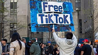 Bir adam New York'ta Donald Trump'ın 'sus payı' davasının görüldüğü mahkeme binasının önünde 'Free TikTok' tabelası taşıyor, 15 Nisan 2024