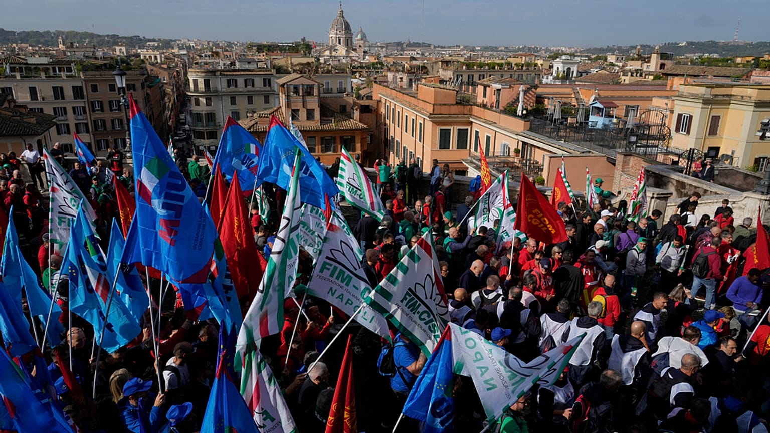 Lavoratori del settore automobilistico marciano durante una manifestazione a Roma, 18 ottobre 2024