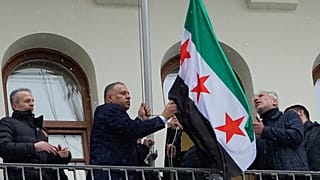 أعضاء الشتات السوري يرفعون علم المعارضة السورية في السفارة السورية في موسكو بروسيا 9 كانون الأول ديسمبر 2024