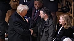 Donald Trump, Notre Dame Katedrali'nde Ukrayna Cumhurbaşkanı Volodimir Zelenskiy ile el sıkışıyor, 7 Aralık 2024