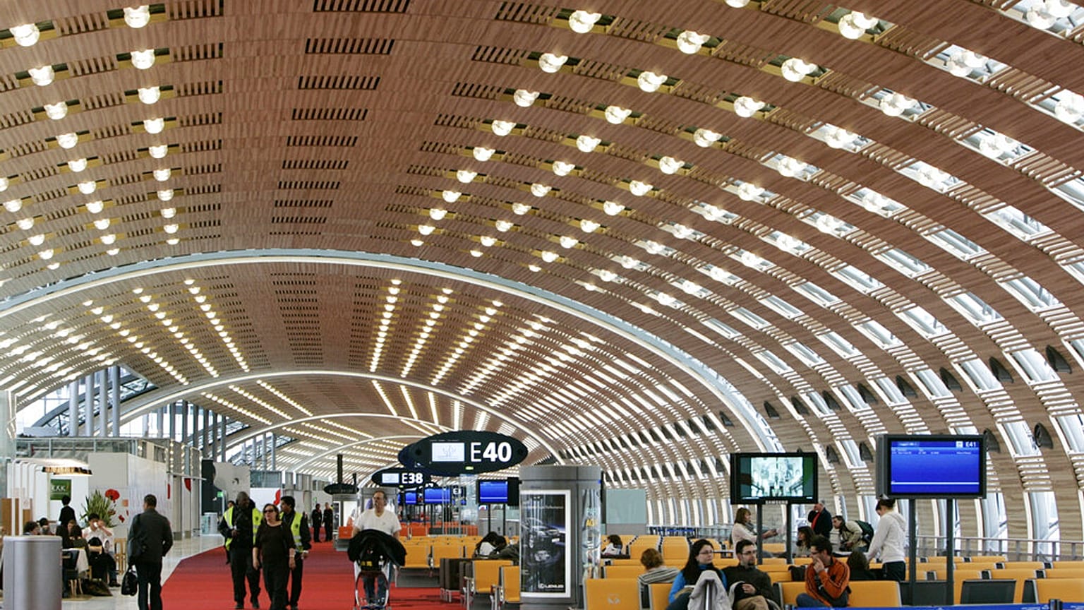 Utasok a párizsi Charles de Gaulle repülőtér 2E termináljában 2008. március 31-én