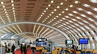 Utasok a párizsi Charles de Gaulle repülőtér 2E termináljában 2008. március 31-én