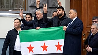 Η σημαία των ανταρτών της Συρίας στην πρεσβεία στην Μόσχα