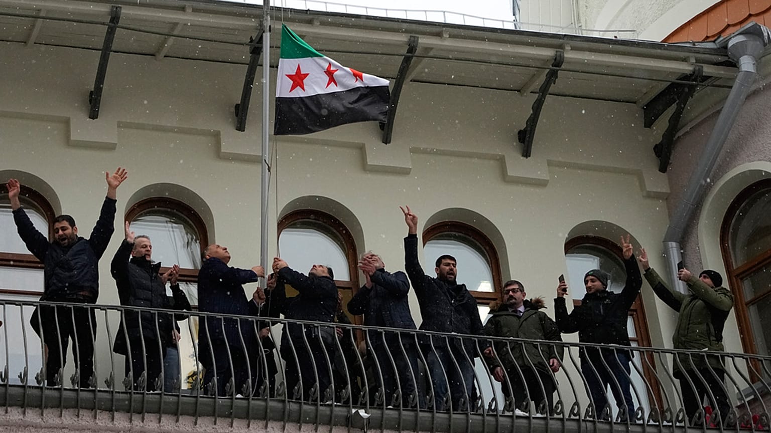 Флаг повстанцев поднимается над посольством Сирии в Москве
