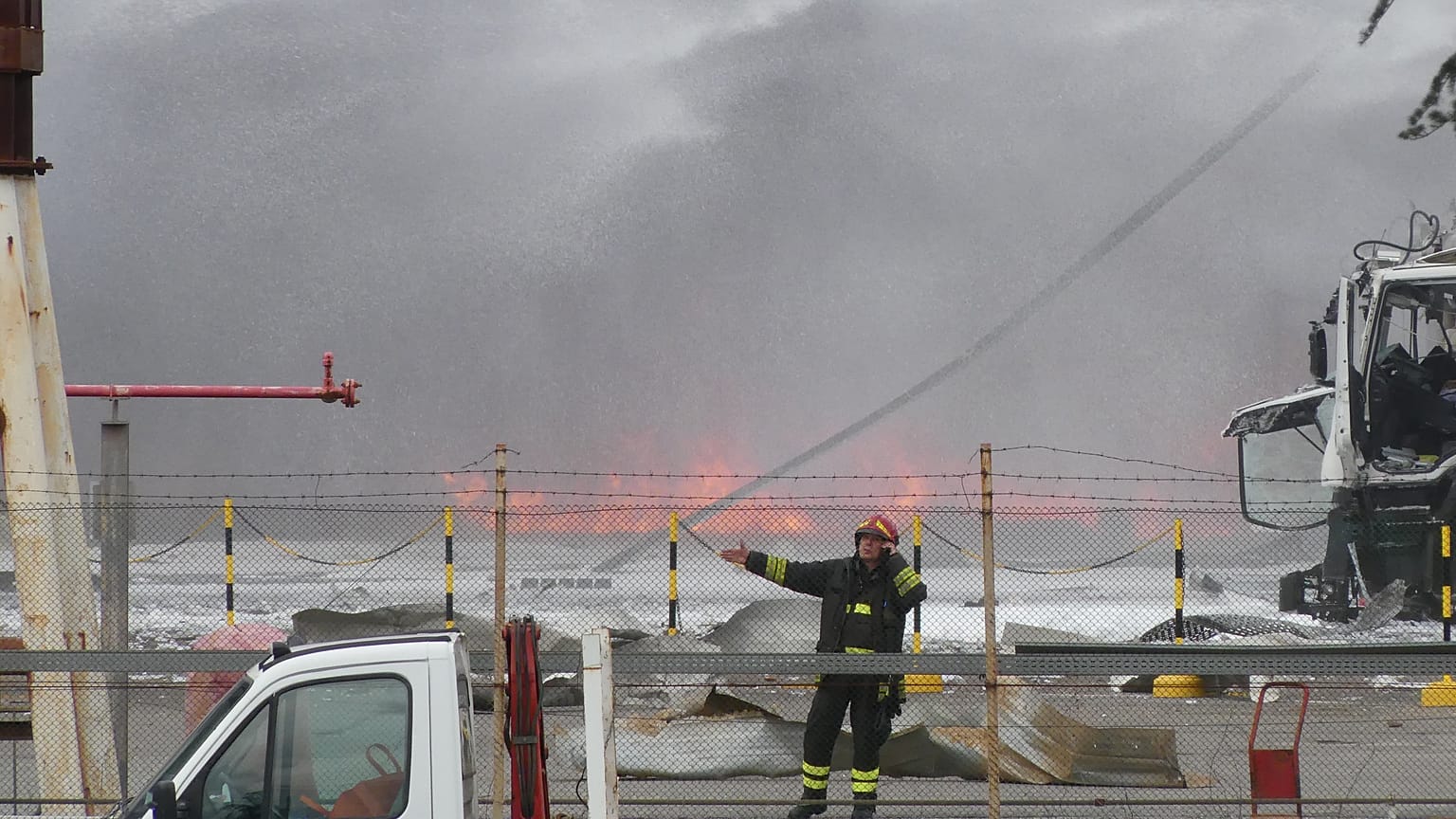 Bombeiros combatem chamas em depósito de combustível perto de Florença