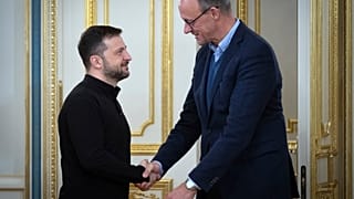 رئيس الحزب الديمقراطي المسيحي الألماني فريدريش ميرس والرئيس الأوكراني فولوديمير زيلينسكي يتصافحان خلال اجتماعهما في كييف 9 كانون الأول ديسمبر 2024