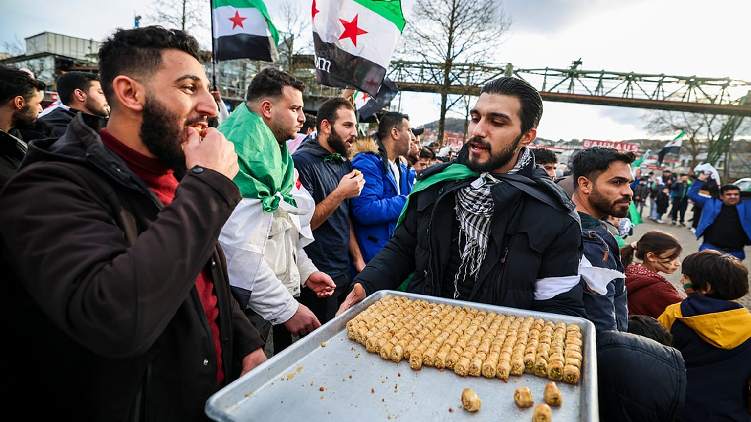 Des Syriens célèbrent la chute du gouvernement du président syrien Bachar al-Assad lors d’un rassemblement spontané à Wuppertal, en Allemagne, le 8.12.2024