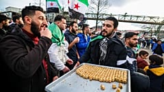 Suriyeliler, Almanya'nın Wuppertal kentinde düzenlenen spontane bir miting sırasında Suriye Devlet Başkanı Beşar Esad hükümetinin düşüşünü kutluyor, 8 Aralık 2024