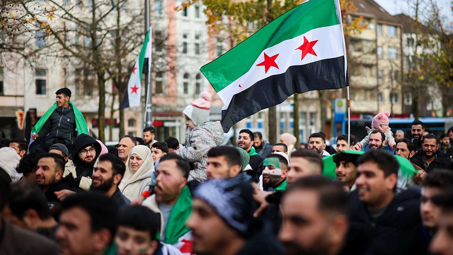 Sírios na diáspora celebram queda do regime de Assad. 