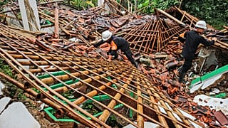 Endonezya'da devlete bağlı kurtarma ekipleri, Cava'daki köylerde toprak kayması sonrası kaybolan vatandaşları arıyor, 9 Aralık 2024