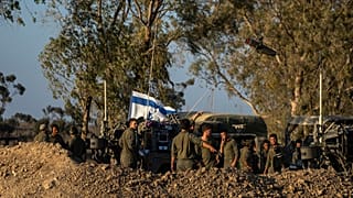 جنود إسرائيليون يقفون بجوار قاذفات هاون في موقع بالقرب من الحدود بين إسرائيل وغزة، الثلاثاء، 23 يوليو، 2024.