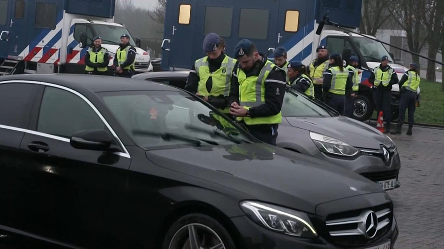 A polícia militar neerlandesa realiza controlos aleatórios na fronteira com a Alemanha, a 9 de dezembro de 2024.