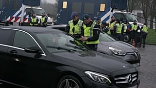 A polícia militar neerlandesa realiza controlos aleatórios na fronteira com a Alemanha, a 9 de dezembro de 2024.