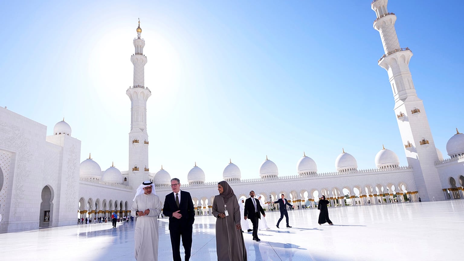 رئيس الوزراء البريطاني كير ستارمر يزور مسجد الشيخ زايد الكبير في أبو ظبي، الإمارات العربية المتحدة، الاثنين 9 ديسمبر 2024.