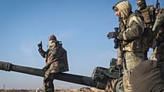 Suriye muhalif militanlar, Hama kentinin dış mahallelerinde ele geçirilen askeri zırhlı aracın üzerinde duruyor