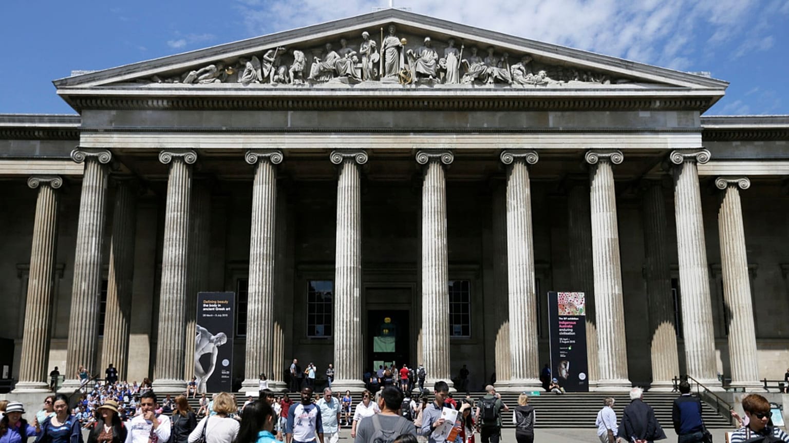 Visitantes passeiam no exterior do Museu Britânico em Bloomsbury, Londres, sexta-feira, 26 de junho de 2015.