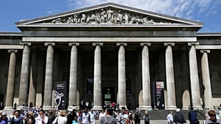 Visitantes passeiam no exterior do Museu Britânico em Bloomsbury, Londres, sexta-feira, 26 de junho de 2015.