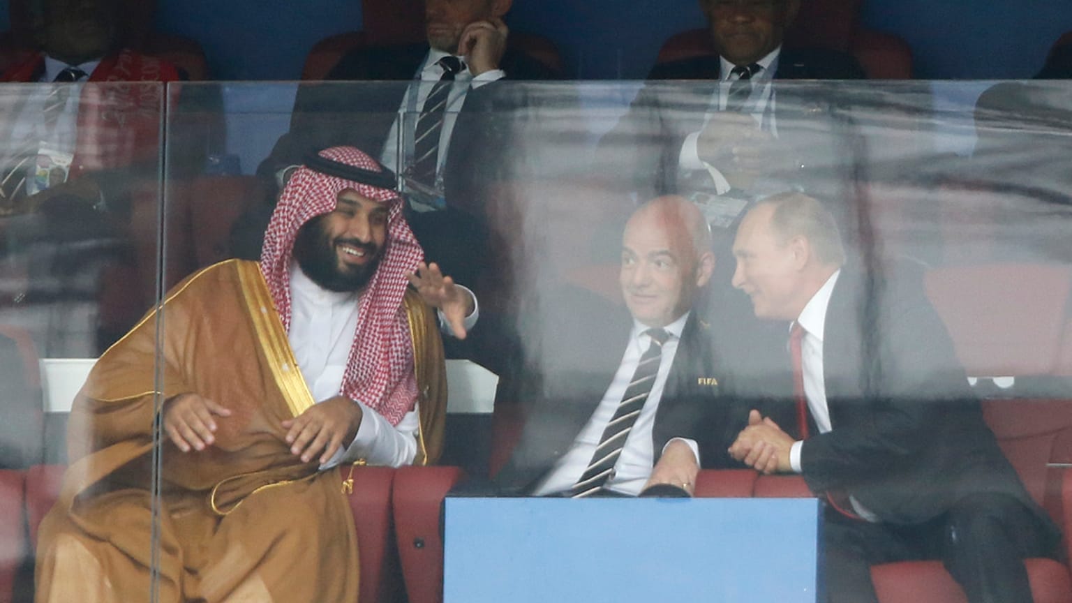 محمد بن سلمان، رئيس الفيفا جياني إنفانتينو، والرئيس الروسي فلاديمير بوتين يقفون أثناء النشيد قبل مباراة روسيا والسعودية في كأس العالم 2018 في موسكو.