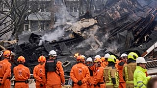Des pompiers sur le site d'une explosion qui a détruit plusieurs appartements et tué six personnes, à La Haye, le samedi 7 décembre 2024.