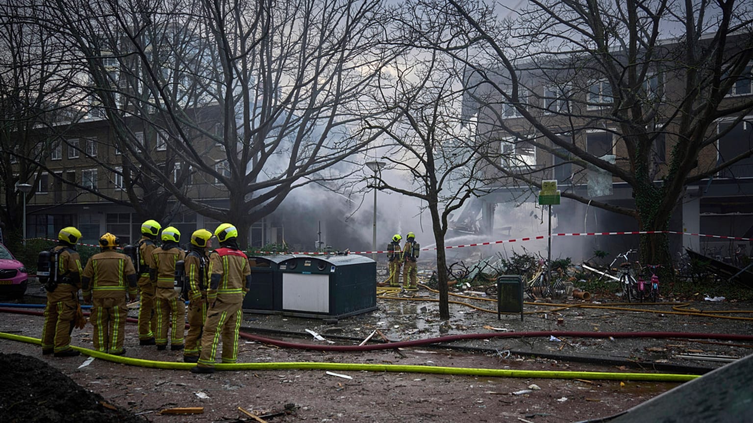 Bombeiros trabalham após uma explosão num bloco de apartamentos em Haia, sábado, 7 de dezembro de 2024.