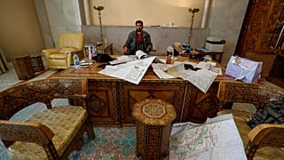 من داخل مكتب الأسد في قصره الرئاسي في دمشق