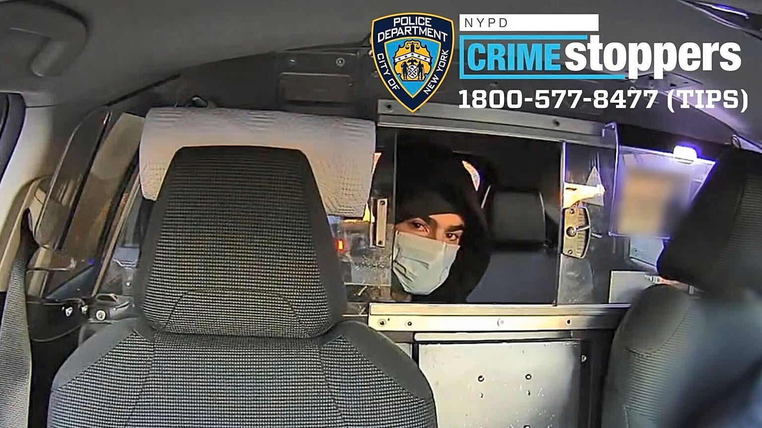 A New York-i rendőrség által közzétett fényképen a UnitedHealthcare vezérigazgatójának gyanúsítottja látható egy taxiban