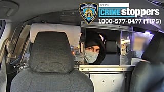 A New York-i rendőrség által közzétett fényképen a UnitedHealthcare vezérigazgatójának gyanúsítottja látható egy taxiban