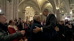 Ο βασιλιάς Φελίπε ΣΤ΄ χαιρετίζει τους συγγενείς των θυμάτων του DANA