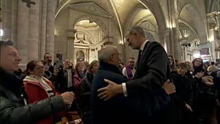 VI. Fülöp király köszönti a DANA áldozatainak hozzátartozóit 2024.12.09-én. 