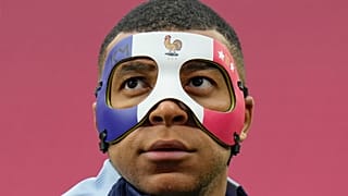  اللاعب الفرنسي كيليان مبابي وهو يرتدي قناع الوجه خلال جلسة تدريب الفريق في لايبزيغ، ألمانيا، الخميس 20 يونيو 2024. 