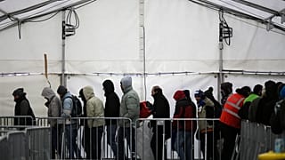 A kép illusztráció (menedékkérők regisztrációra várnak Berlinben)