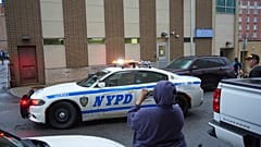 Des agents de la police de New York arrivent au département de police d'Altoona