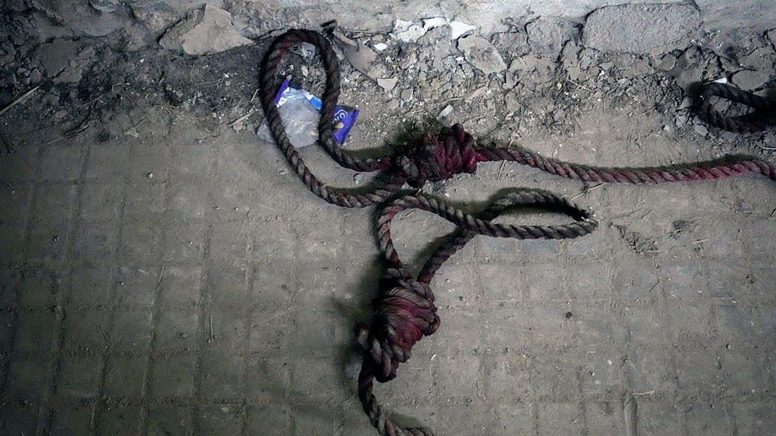 Imagen de una cuerda en el suelo de la infame prisión militar de Saidnaya, al norte de Damasco, Siria, el lunes 9 de diciembre de 2024.